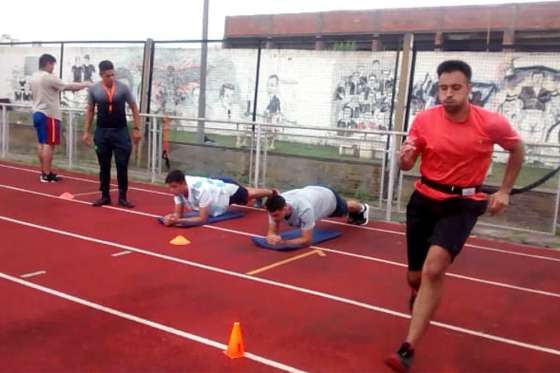 Intenso entrenamiento del beach handball salteño
