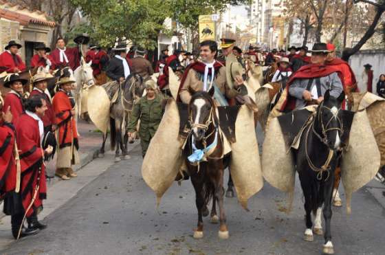 Urtubey recibió el caluroso saludo de gauchos y vecinos 
