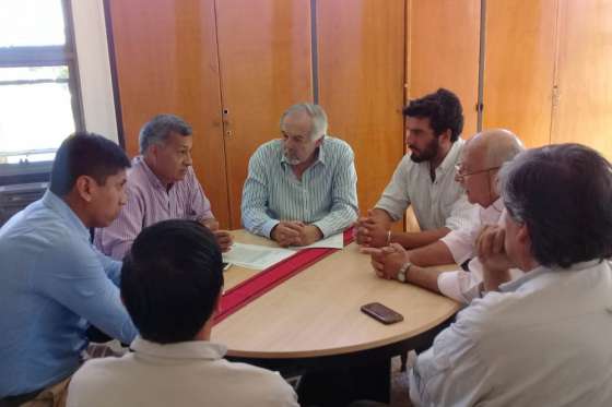 Realizan tareas de limpieza y encauzamiento del río Chuscha