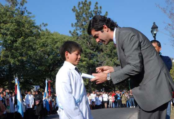 El Gobernador presidió el homenaje al general Belgrano y a la Bandera   