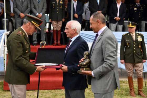 López Arias entregó un reconocimiento al coronel Pulleiro por su compromiso con la gesta güemesiana