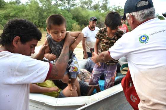 Familias de Monte Carmelo son evacuadas por aire y por agua