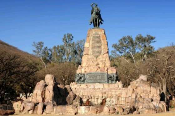 Distinción para la hija del autor del monumento al general Güemes