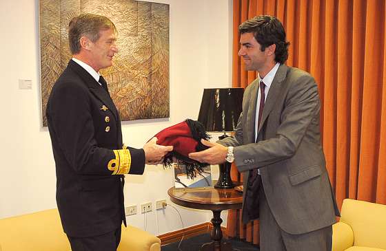 El director de la Escuela Naval Militar presentó sus saludos al Gobernador