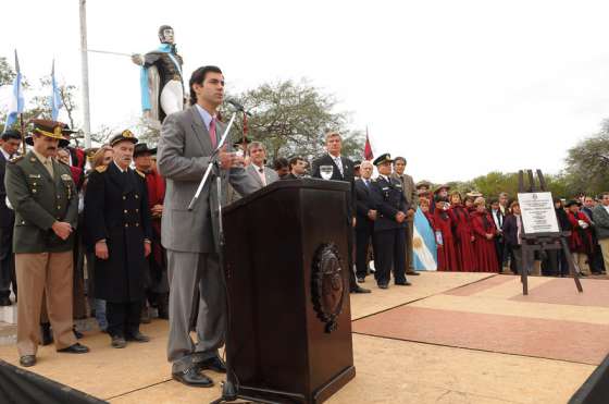 En el Día de la Bandera, el Gobernador insistió con la construcción de una Argentina con equidad  