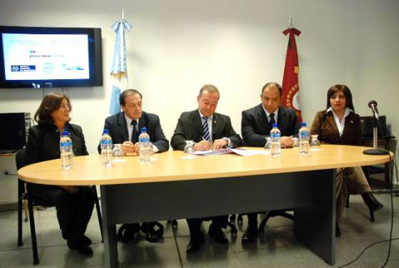 La Provincia firmó un convenio para formar jóvenes en el ámbito de las tecnologías 
