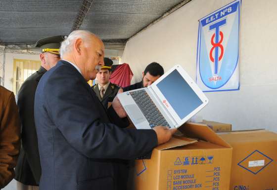 El Gobierno entregó computadoras portátiles a estudiantes de escuelas técnicas