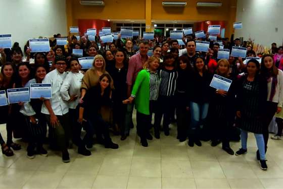 Estudiantes de comunidades originarias se recibieron de auxiliares de cocina