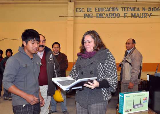 Ciento cuarenta alumnos de la escuela técnica Ricardo Maury de Quijano recibieron computadoras portátiles