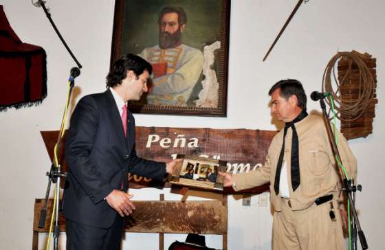 El Gobernador fue distinguido por la Agrupación Tradicionalista Gauchos de Güemes