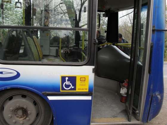 Colocan en los colectivos carteles identificatorios para personas con discapacidad