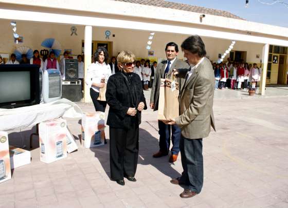 Gobierno entregó donativos a escuela de El Quebrachal