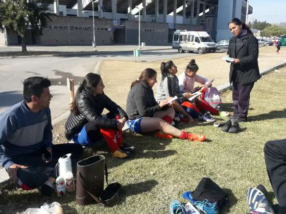 Jugadoras de fútbol se interiorizaron sobre sus derechos y la prevención de la violencia