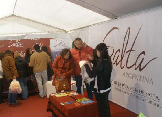 Stand de información turística en la plaza 9 de Julio 