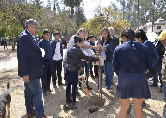 Estudiantes, mediadores y funcionarios plantaron árboles por el Día Internacional de la Paz