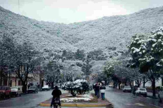 Los turistas encantados con la nevada postal salteña 
