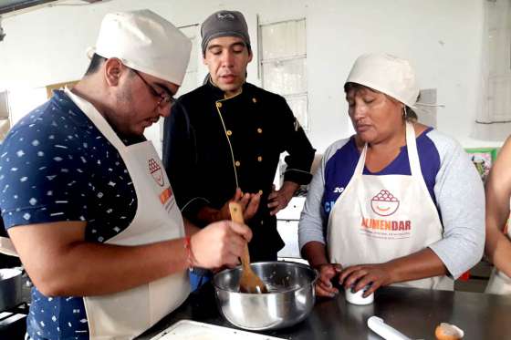Vecinos de barrio 17 de Octubre se capacitan en cocina profesional y saludable