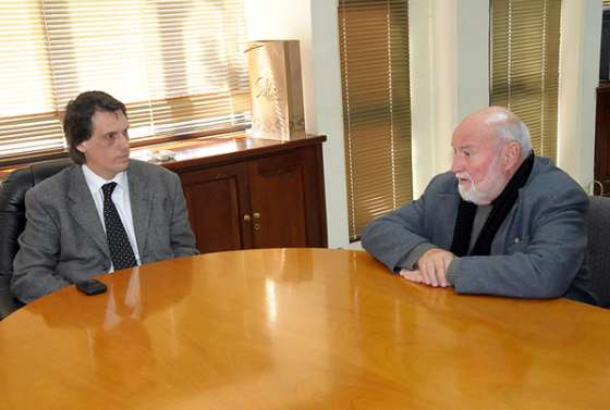 El ministro Kosiner se reunió con el padre Luis Farinello