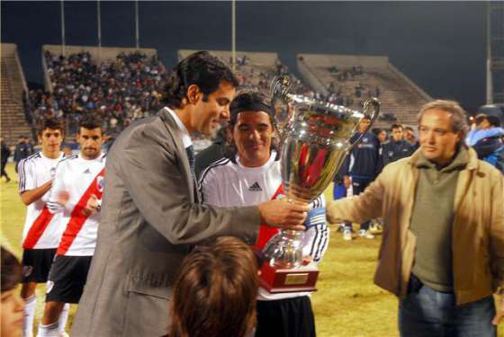 El Gobernador entregó la copa a River, campeón del triangular de invierno jugado en Salta