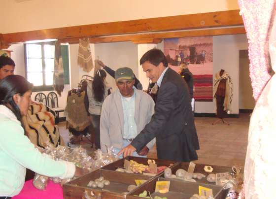El ministro Posadas recorrió la Feria de Alimentos y productos locales 