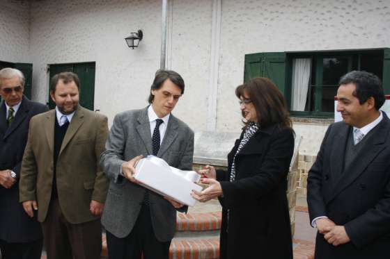 Gobierno entregó máquinas de coser al Hogar Escuela