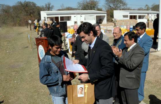 Urtubey participó en la inauguración de viviendas en Orán