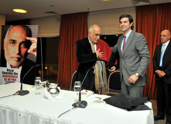 El Gobernador participó en la presentación del libro del periodista Oscar González Oro