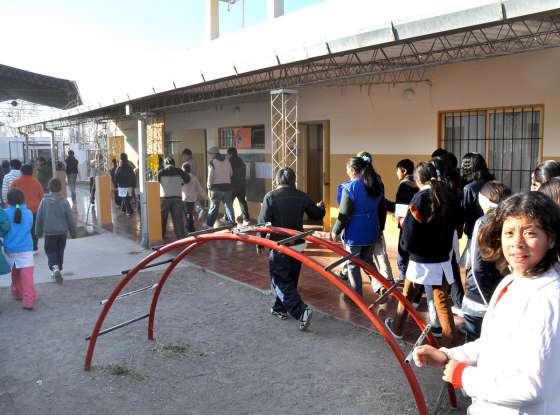 Alumnos y docentes realizaron un simulacro de evacuación por sismo