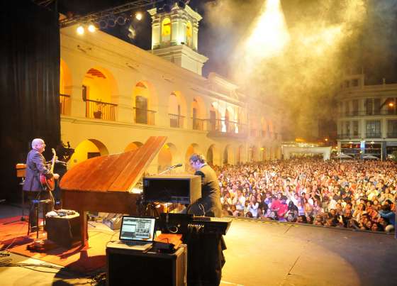 Diez mil personas ovacionaron a Baglietto y Vitale en la plaza 9 de Julio