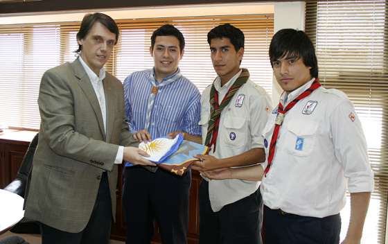 Se entregó banderas a scouts de la parroquia Nuestra Señora del Tránsito