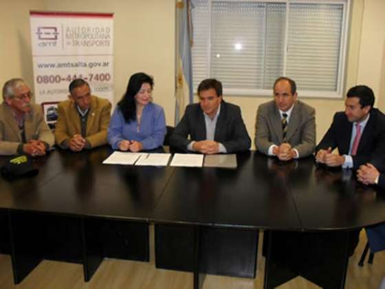 Firmaron un convenio para la implementación del servicio  de taxis en el aeropuerto de Salta