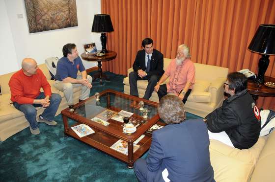 Deportistas de la Federación de Karate de Okinawa presentaron sus saludos al Gobernador