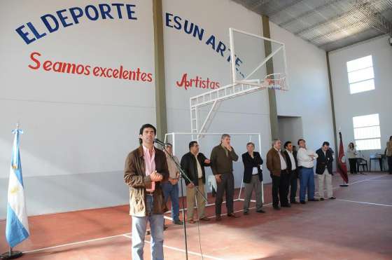 En Pizarro se inauguró un complejo deportivo y se firmó un convenio para una obra de iluminación