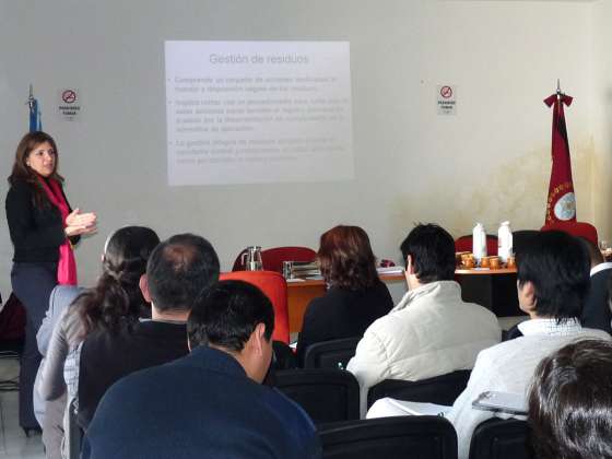 Especialistas dictan una capacitación sobre la gestión de residuos peligrosos