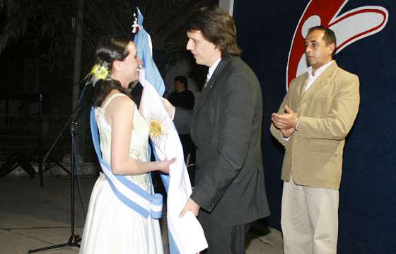 Entregaron banderas al ballet Perán Utuya