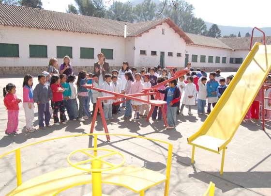 Entregaron juegos infantiles al Hogar Escuela de Salta
