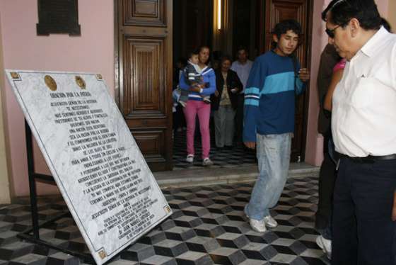 Gobierno y pueblo de Salta ofrendaron una placa conmemorativa del Bicentenario a sus Santos Patronos