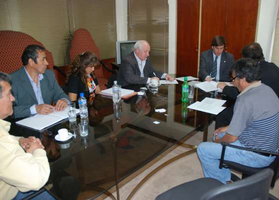 El Gobierno titulariza a 500 empleados del Ministerio de Educación