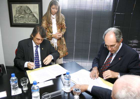 El Ministerio de Gobierno y la Católica firmaron convenios de complementación 