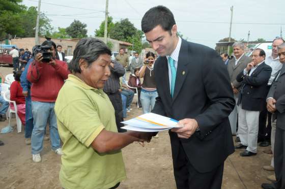 El Gobernador entregó viviendas a 20 familias originarias de Tartagal