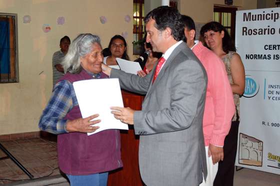 El Gobierno entregó escrituras a familias de Rosario de Lerma