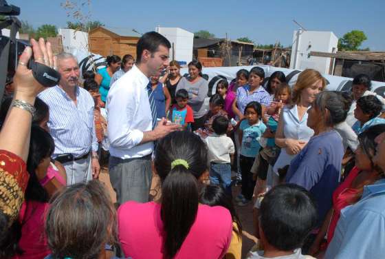 En Apolinario Saravia, el Gobernador visitó diversos barrios y dialogó con vecinos 