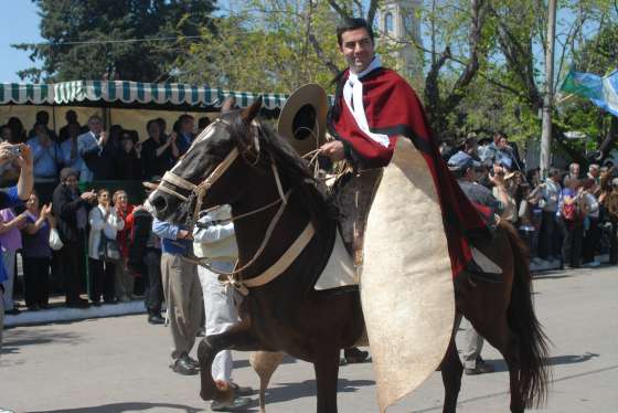 Urtubey participó en Bragado en el desfile de la 39ª Fiesta del Caballo, junto a dos mil jinetes 