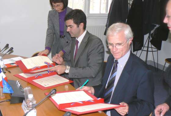Urtubey firmó un importante convenio en Francia para jerarquizar la Administración Pública
