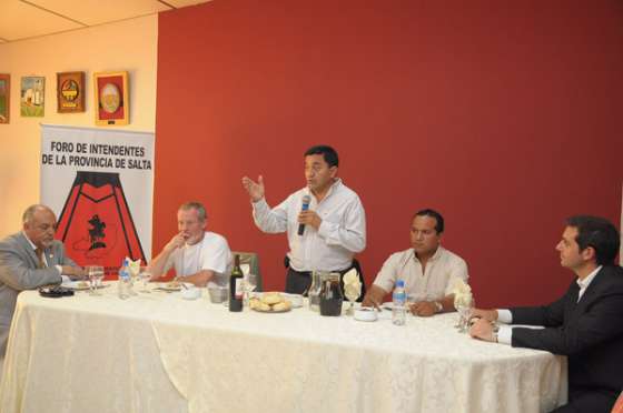 Funcionarios bolivianos visitaron el Foro de Intendentes de Salta