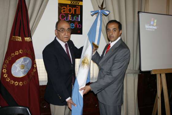 Gobierno donó banderas de ceremonia a Pro Cultura Salta