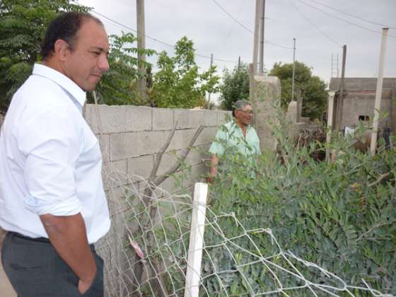 Dib Ashur visitó huertas de vecinos de barrio Solidaridad