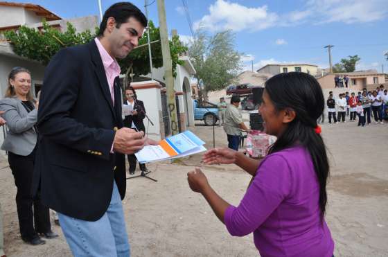Urtubey entregó siete viviendas en la localidad de Angastaco