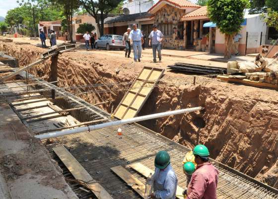 Obras de defensa en la quebrada internacional, desagües pluviales y un puente se ejecutan en Salvador Mazza