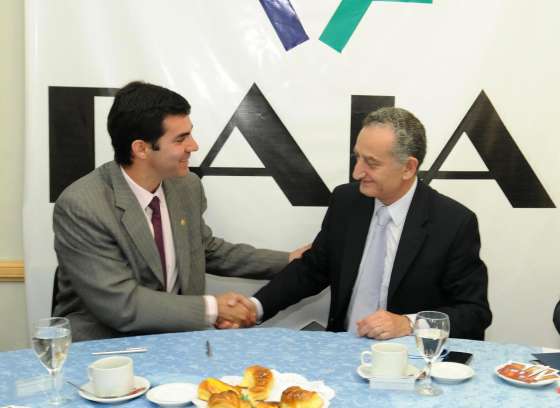 Urtubey firmó un compromiso de bregar por el pluralismo